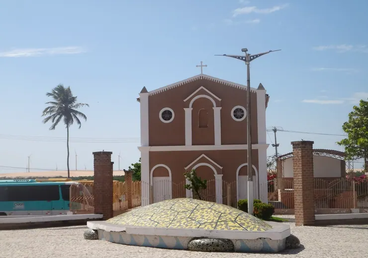 Igreja vista de longe, entre as árvores