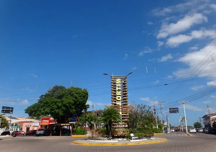 O marco urbano e a praça em perspectiva