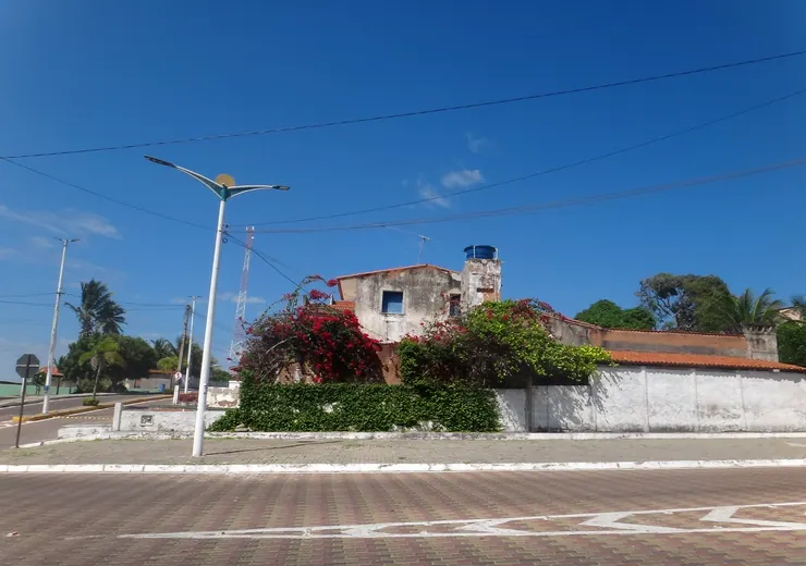 Vista da igreja e do centro de Fortim a partir da praça