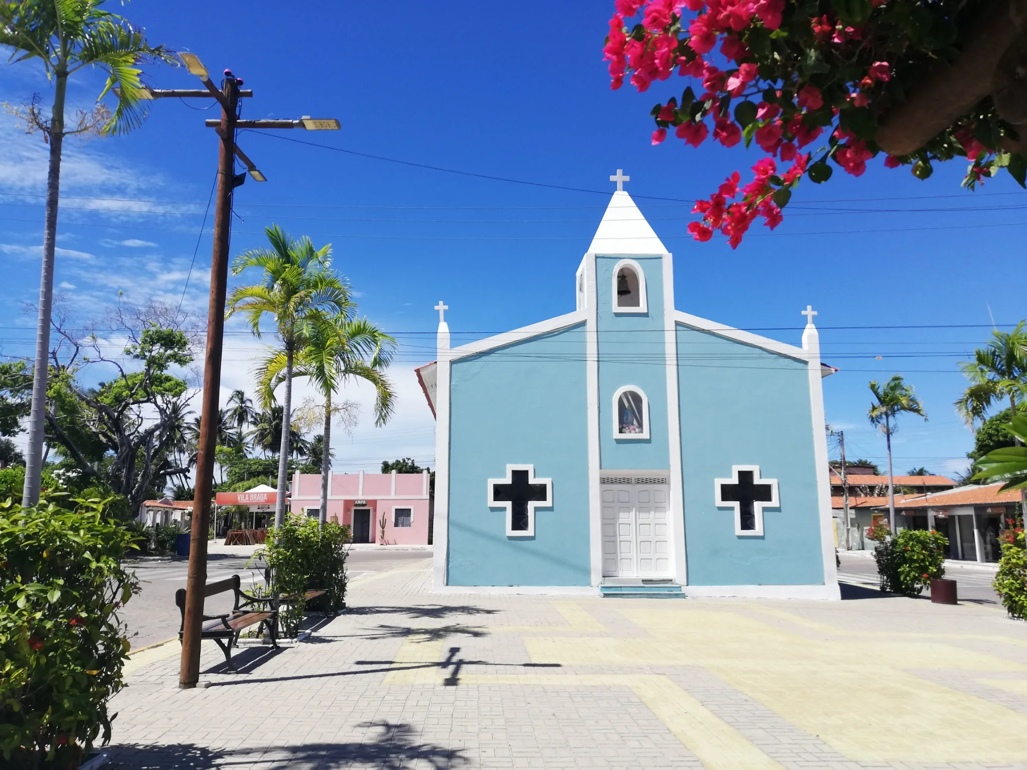 Fotografia documental da igreja azul no centro de Pontal de Maceió, Fortim