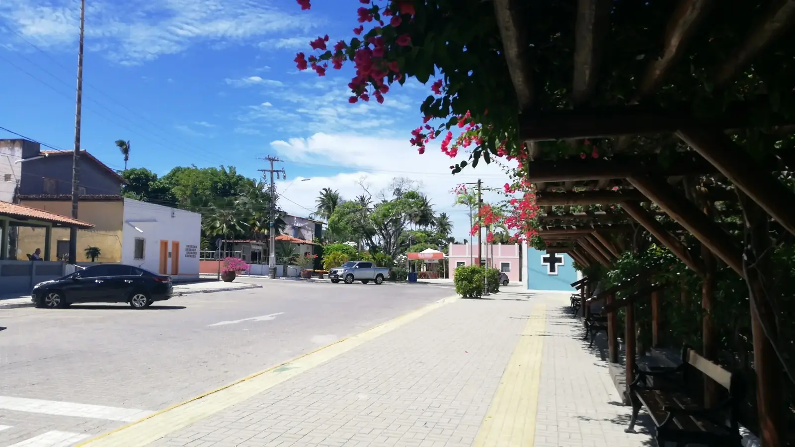 Rua do centro de Pontal com pergolado e flores cor-de-rosa