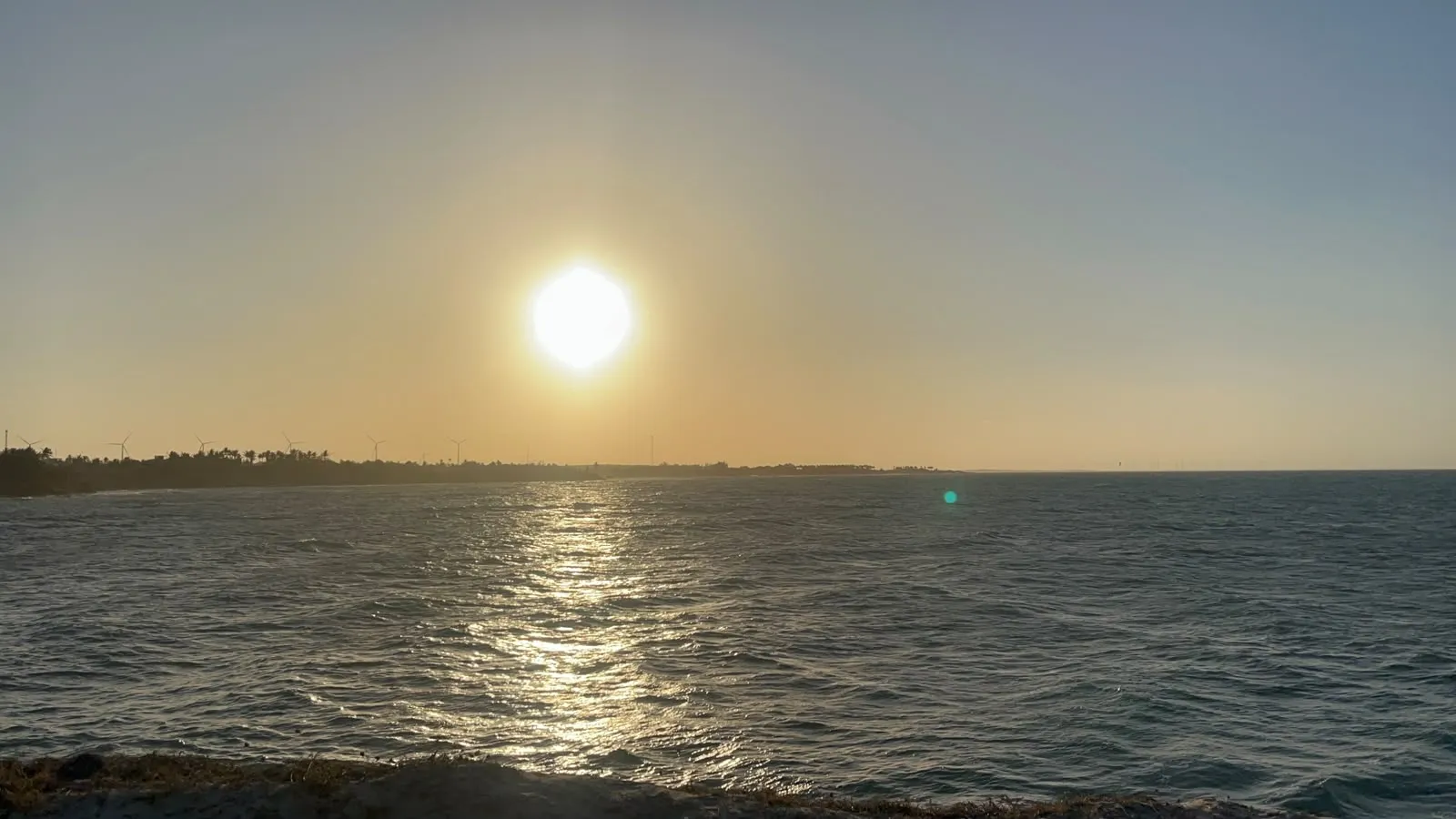 Sol se pondo sobre o mar do Pontal