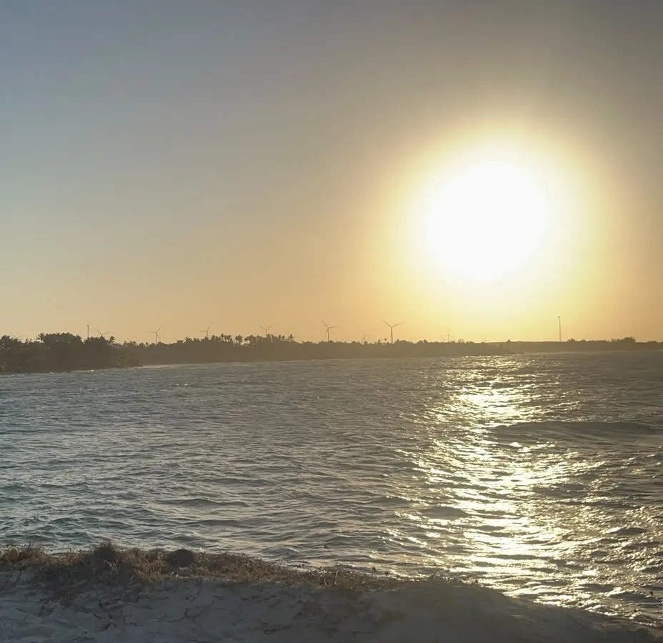 Sol forte sobre o mar, com o reflexo nas ondas