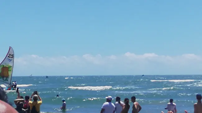Velas e público no encontro com o mar