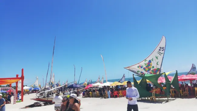 Público acompanha a movimentação da regata