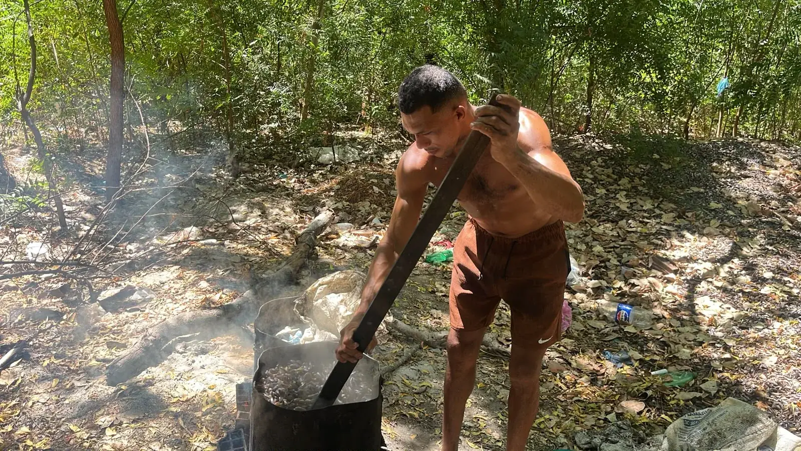 Preparo em panela aquecida a lenha.